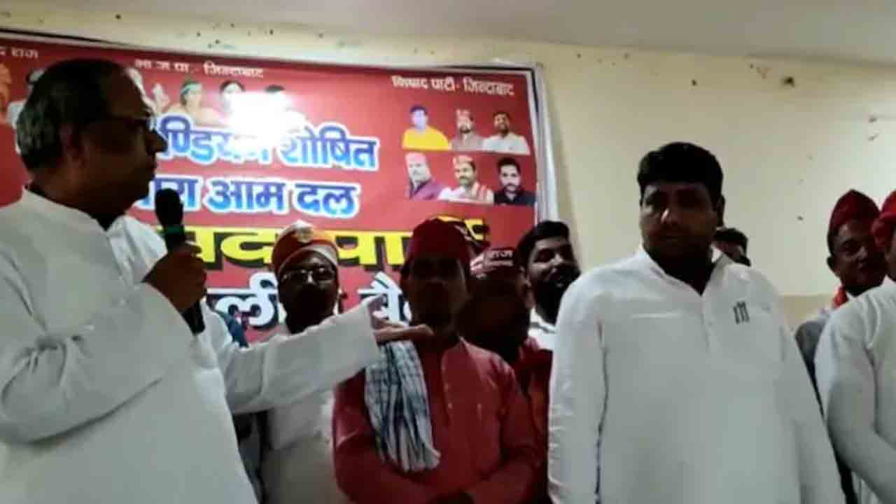 Watch: పార్టీ కార్యకర్తలపై బీజేపీ మంత్రి ఆగ్రహం… వేదికపై మైక్‌ విసిరివేత