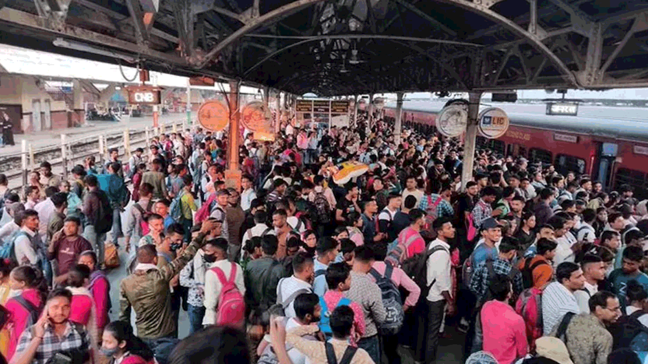 కిక్కిరిసిన రైళ్లు | యూపీ ప్రభుత్వ నిర్లక్ష్యం.. ఉద్యోగార్థుల పాలిట శాపం