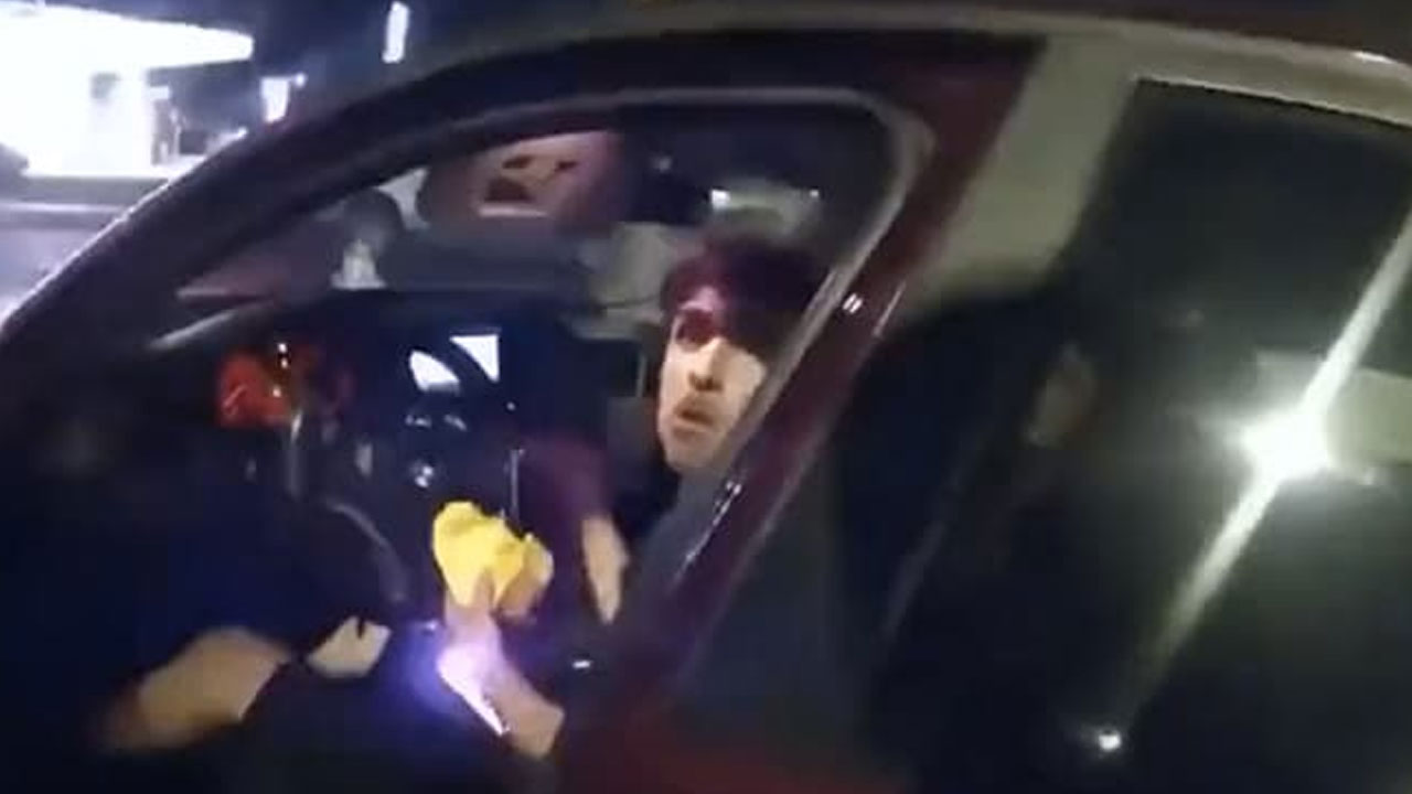 కారులో బర్గర్ తింటున్న యువకుడు.. సడెన్‌గా కాల్పులకు తెగబడిన పోలీస్!