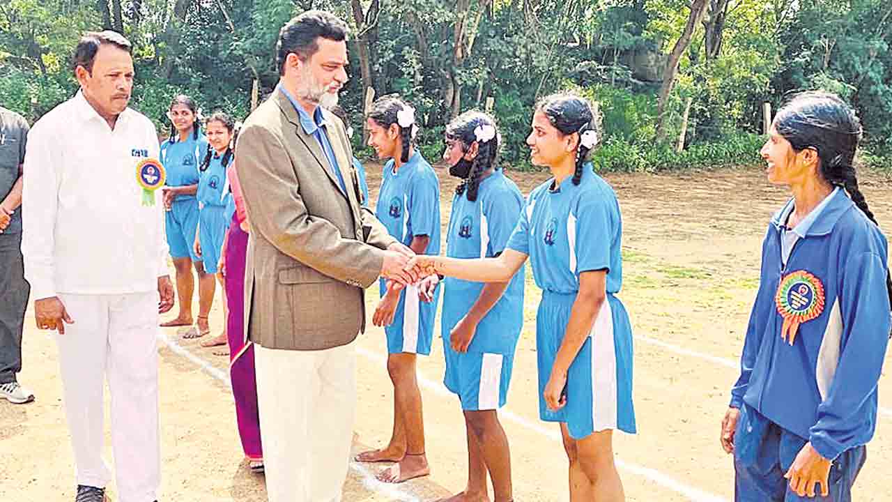 విద్యార్థినులు క్రీడల్లోనూ రాణించాలి