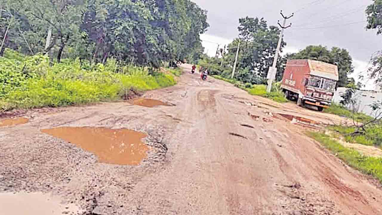 అస్తవ్యస్తంగా కరీంగూడ-భోగారం రోడ్డు