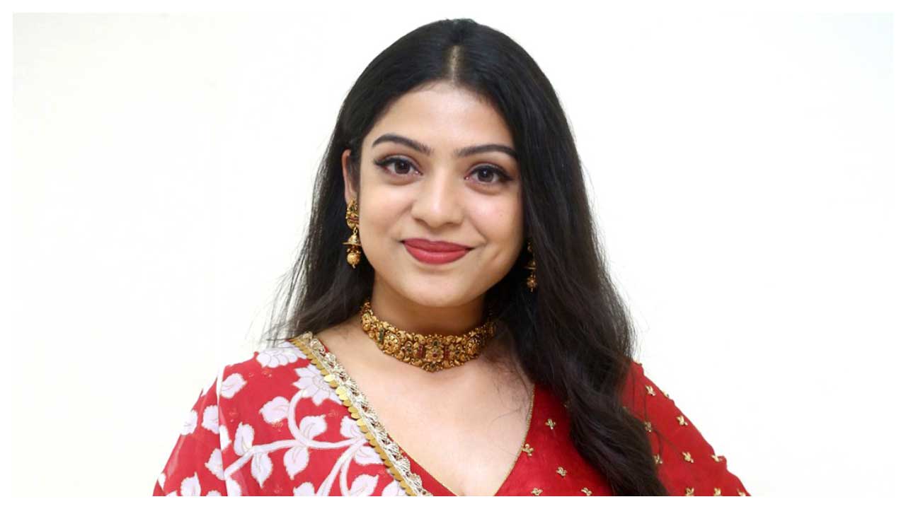 Varsha Bollamma | స్వాతిముత్యం మూవీ ప్రీ రిలీజ్ ఈవెంట్‌లో వర్ష బొల్లమ్మ