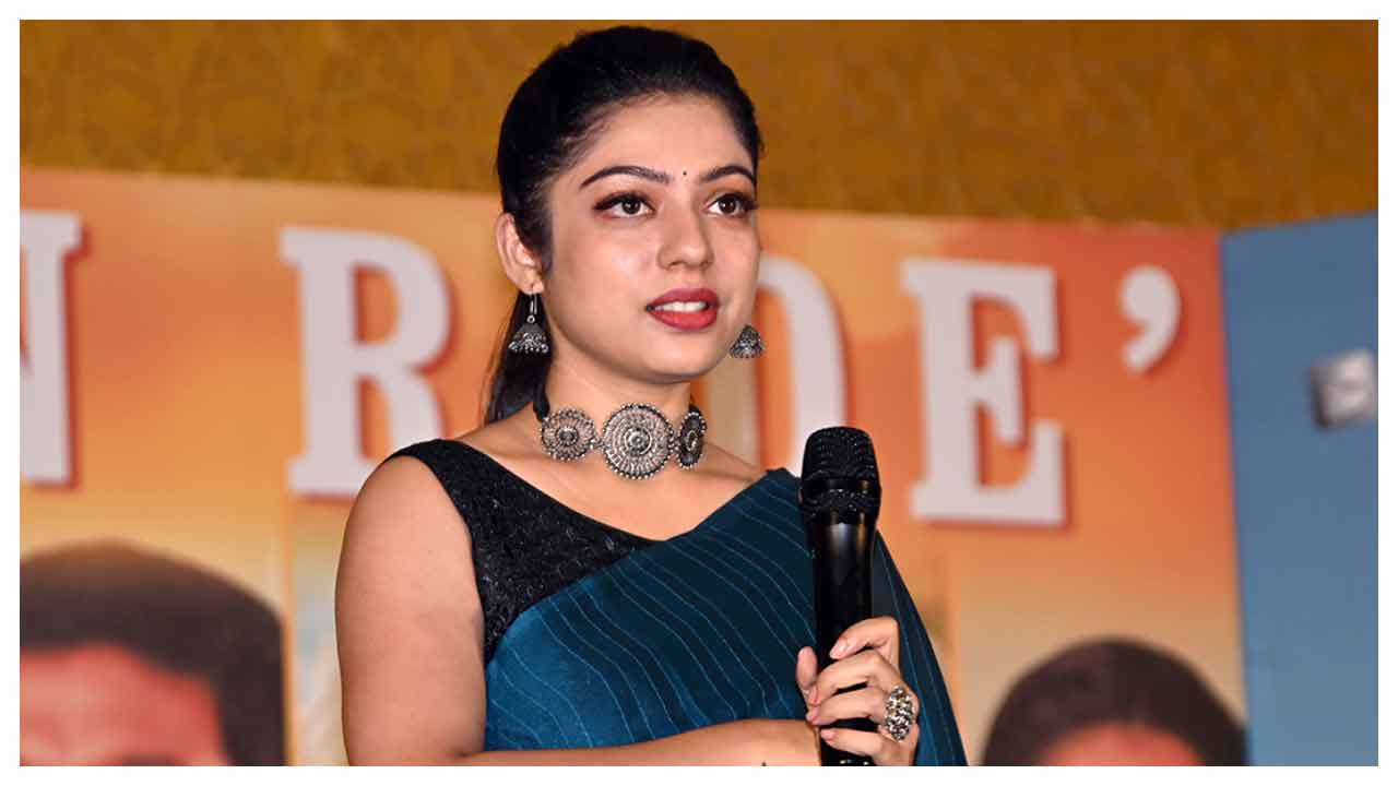 Varsha Bollamma | స్వాతిముత్యం మూవీ సక్సెస్ మీట్‌లో వర్ష బొల్లమ్మ..