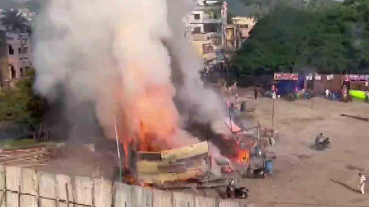 పటాకుల దుకాణంలో అగ్నిప్రమాదం.. ఇద్దరు మృతి