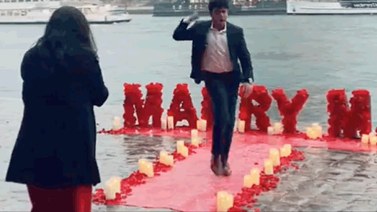 Viral Video | షారూఖ్ ఖాన్‌ పాటకు స్టెప్పులేస్తూ.. ప్రియురాలికి పెండ్లి ప్రపోజల్‌..!