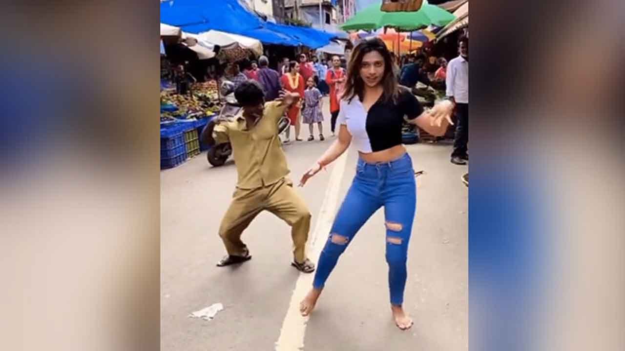 Viral Video: యువ‌తి డ్యాన్స్ చూస్తూ స్టెప్పులేసిన తాగుబోతు.. క‌డుపుబ్బ న‌వ్వుతున్న నెటిజ‌న్‌లు