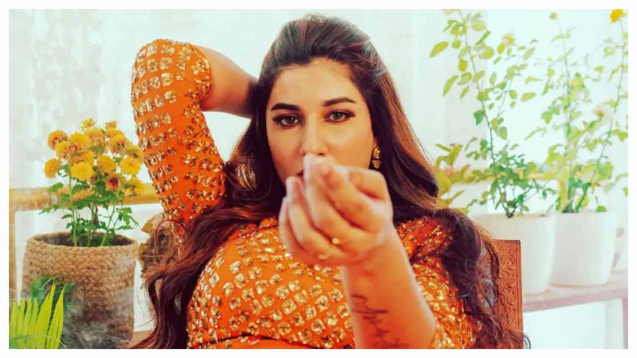 Vishnupriya Bhimeneni | ఆరెంజ్‌ డ్రెస్‌లో కవ్విస్తున్న విష్ణుప్రియ..