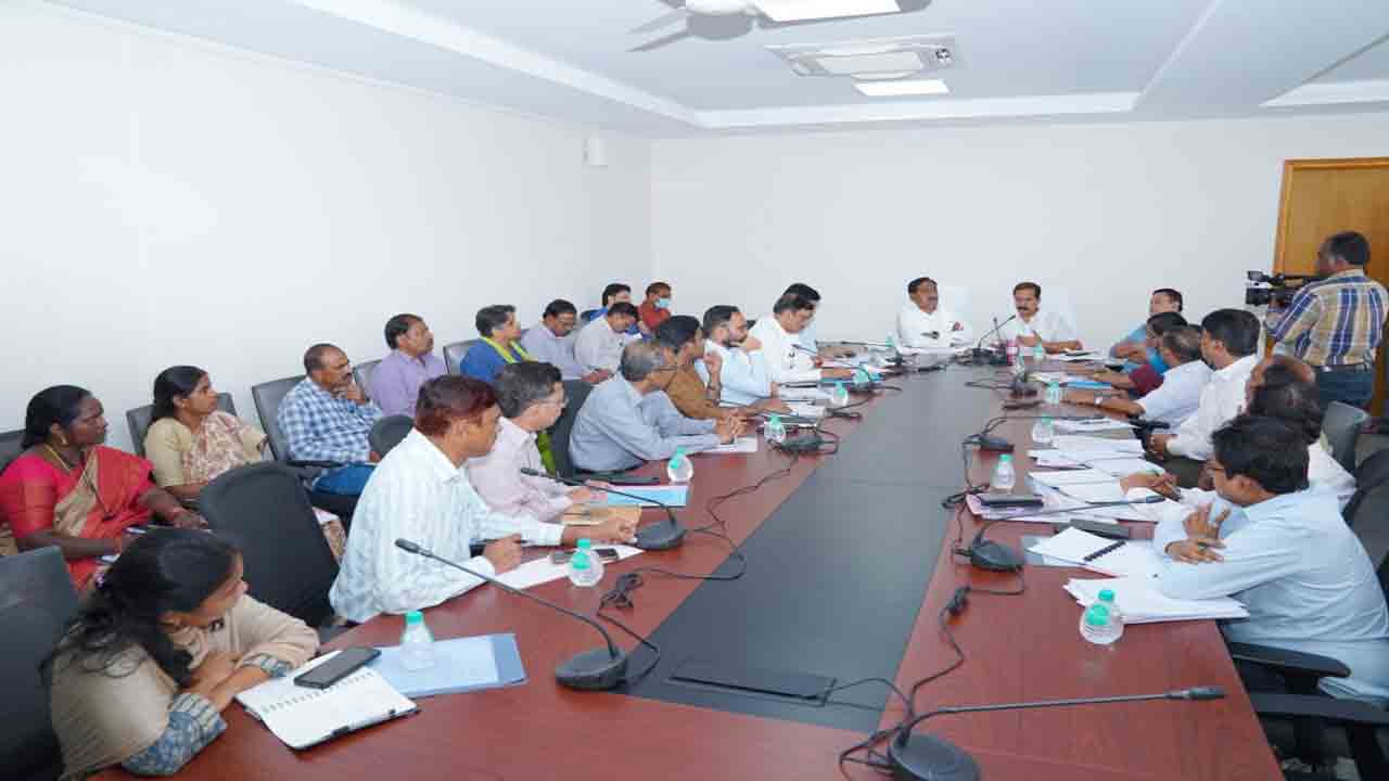 పనుల్లో వేగం పెంచాలి