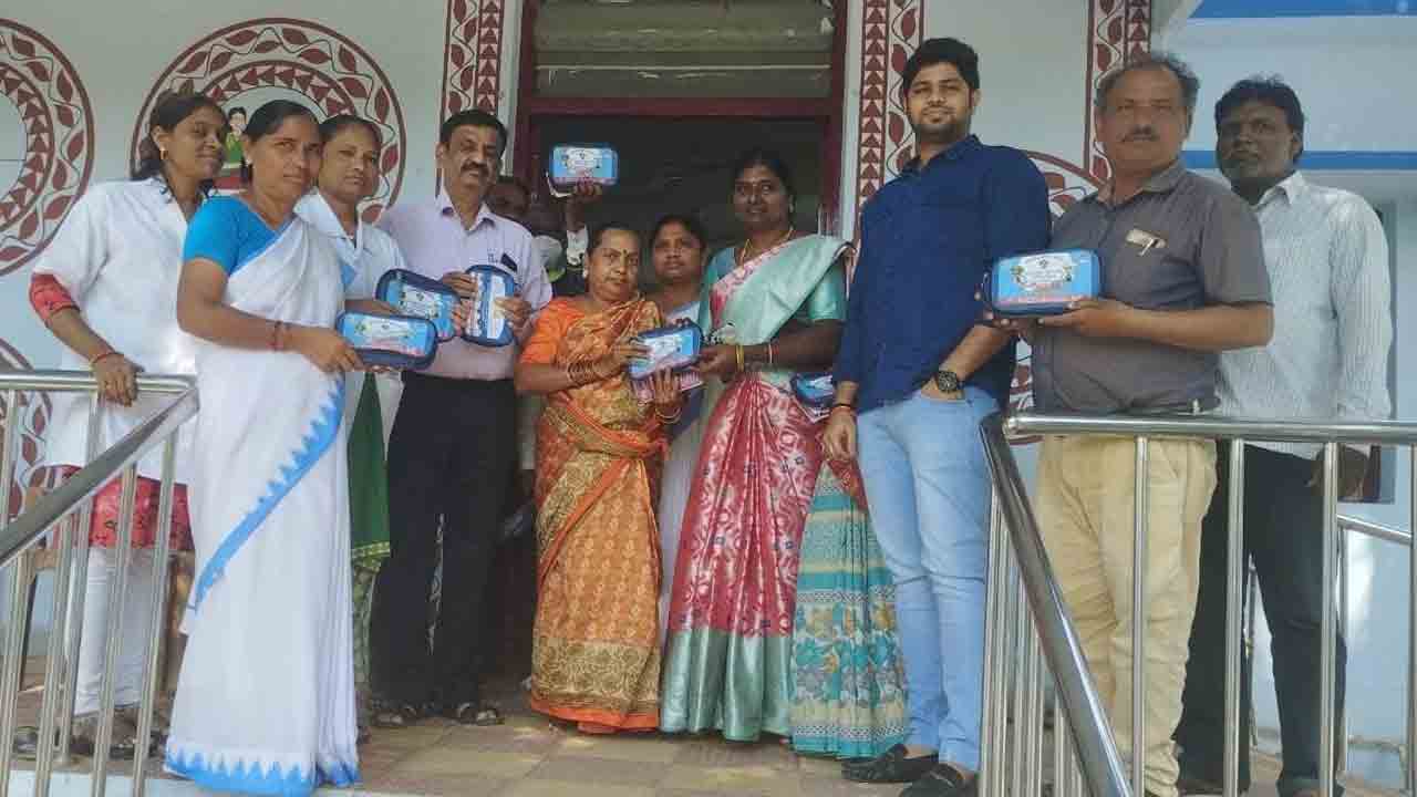 బీపీ, షుగర్‌ వ్యాధిగ్రస్తులకు కిట్ల పంపిణీ