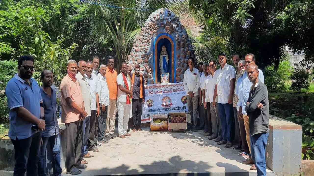 గాంధీజీ సిద్ధాంతాలను ఆచరణలో పెట్టాలి