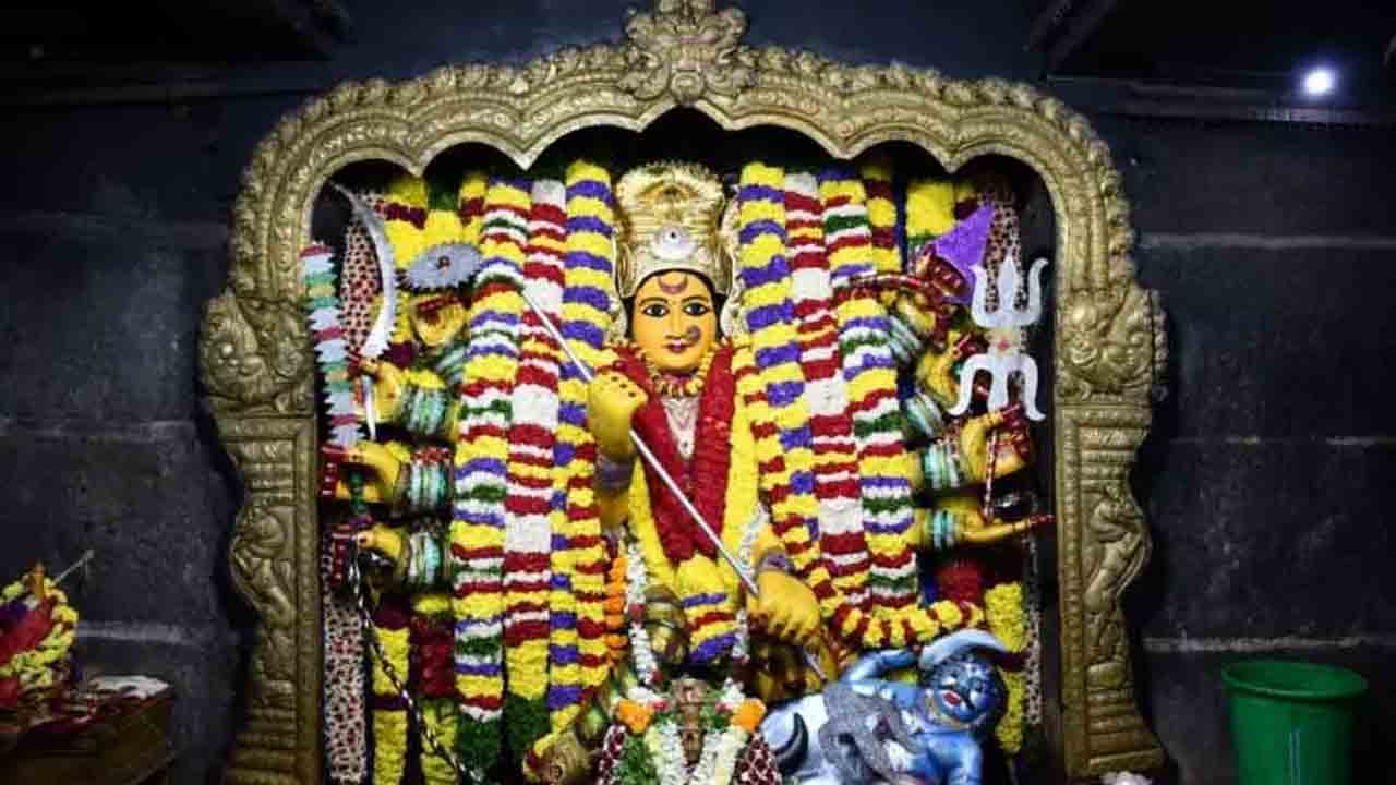 మహిషాసుర మర్ధినిగా వరంగల్‌ భద్రకాళి.. దర్శనానికి పోటెత్తిన భక్తులు