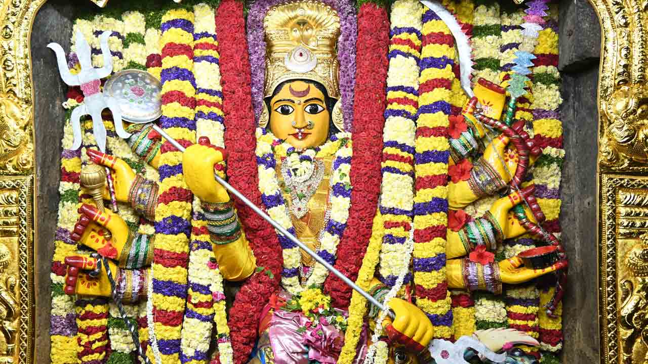మహిషాసురమర్దిని అలంకరణలో అమ్మవారు