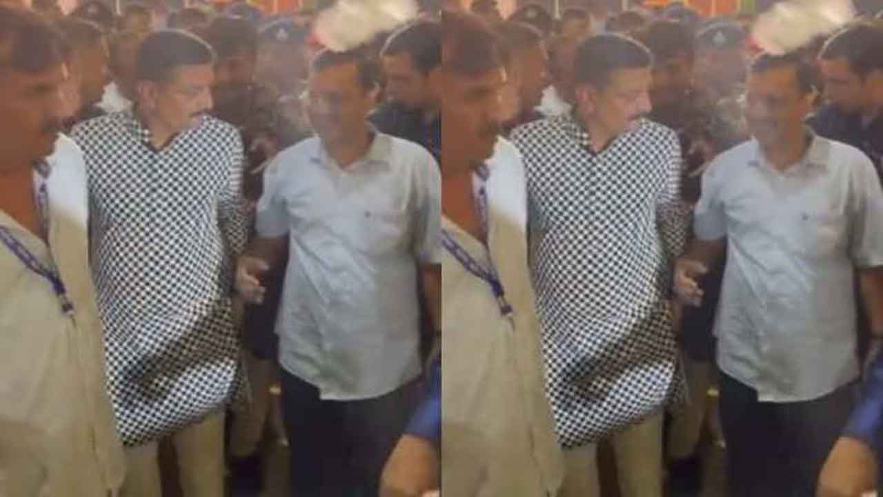 గుజరాత్‌లో కేజ్రీవాల్‌కు చేదు అనుభవం.. గార్బా ఈవెంట్‌లో వాటర్‌ బాటిల్‌తో దాడి