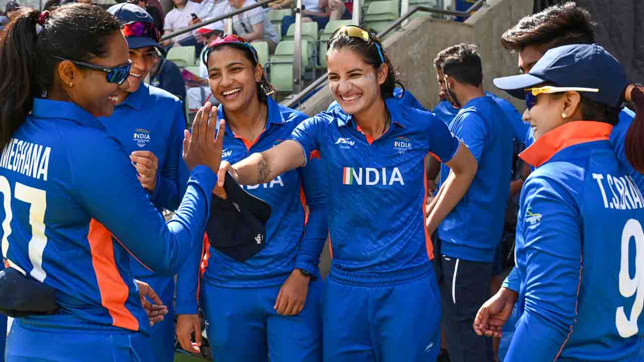 అతివలకు సమంగా