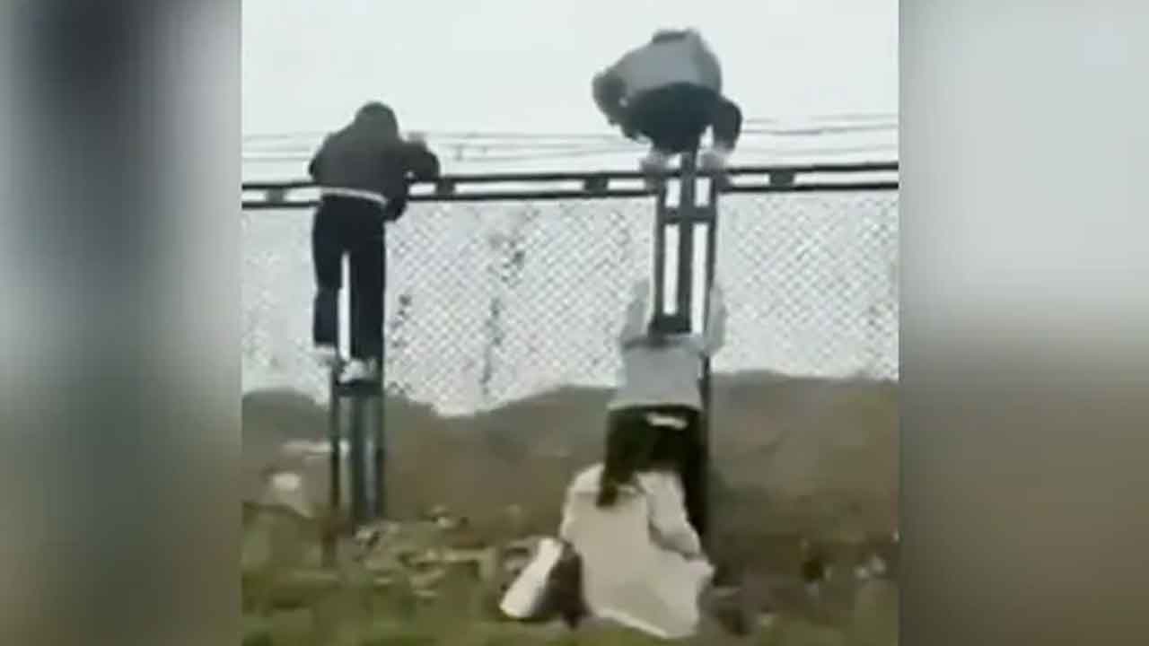 Lockdown break | చైనాలో కఠిన కొవిడ్ ఆంక్షలు.. కంచె దూకి పారిపోతున్న ఐఫోన్‌ ఉద్యోగులు.. వీడియో