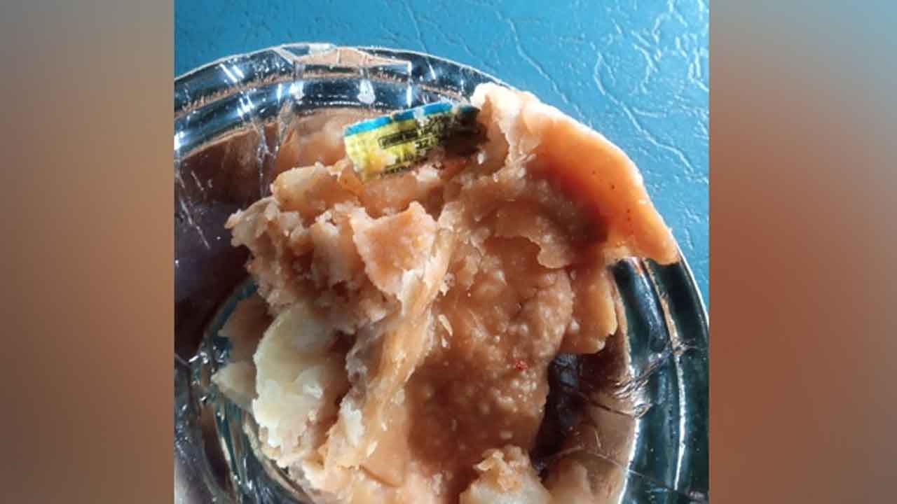 రైల్లో స‌మోసా కొన్న ప్ర‌యాణికుడు.. తుంచి చూసి షాక్‌.. ఎందుకో తెలుసా..?