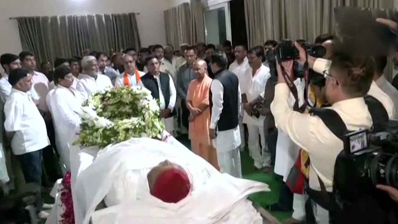 ములాయం పార్థివ‌దేహానికి యూపీ సీఎం యోగీ ఆదిత్య‌నాథ్ నివాళి