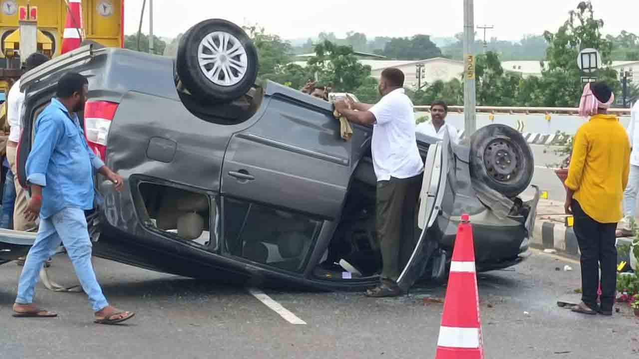 పీవీ న‌ర‌సింహారావు ఎక్స్‌ప్రెస్ హైవేపై రోడ్డుప్ర‌మాదం