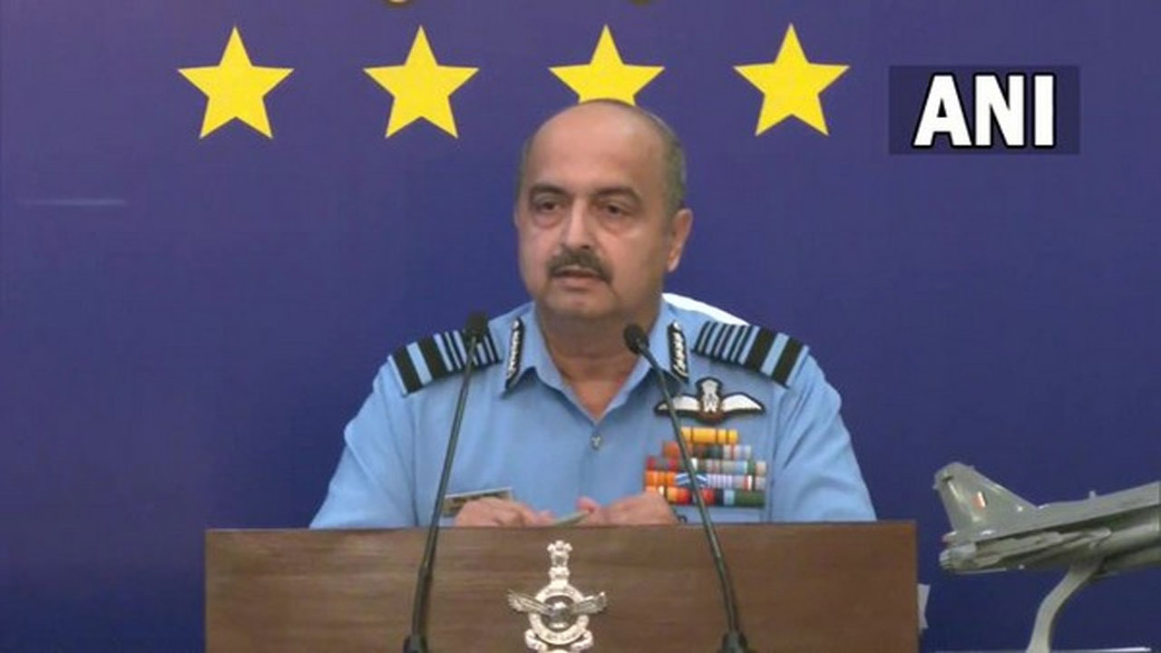 ఆర్మీ హాట్‌లైన్‌లో చైనాతో క‌మ్యునికేట్ చేస్తాం: ఎయిర్ చీఫ్ చౌద‌రీ