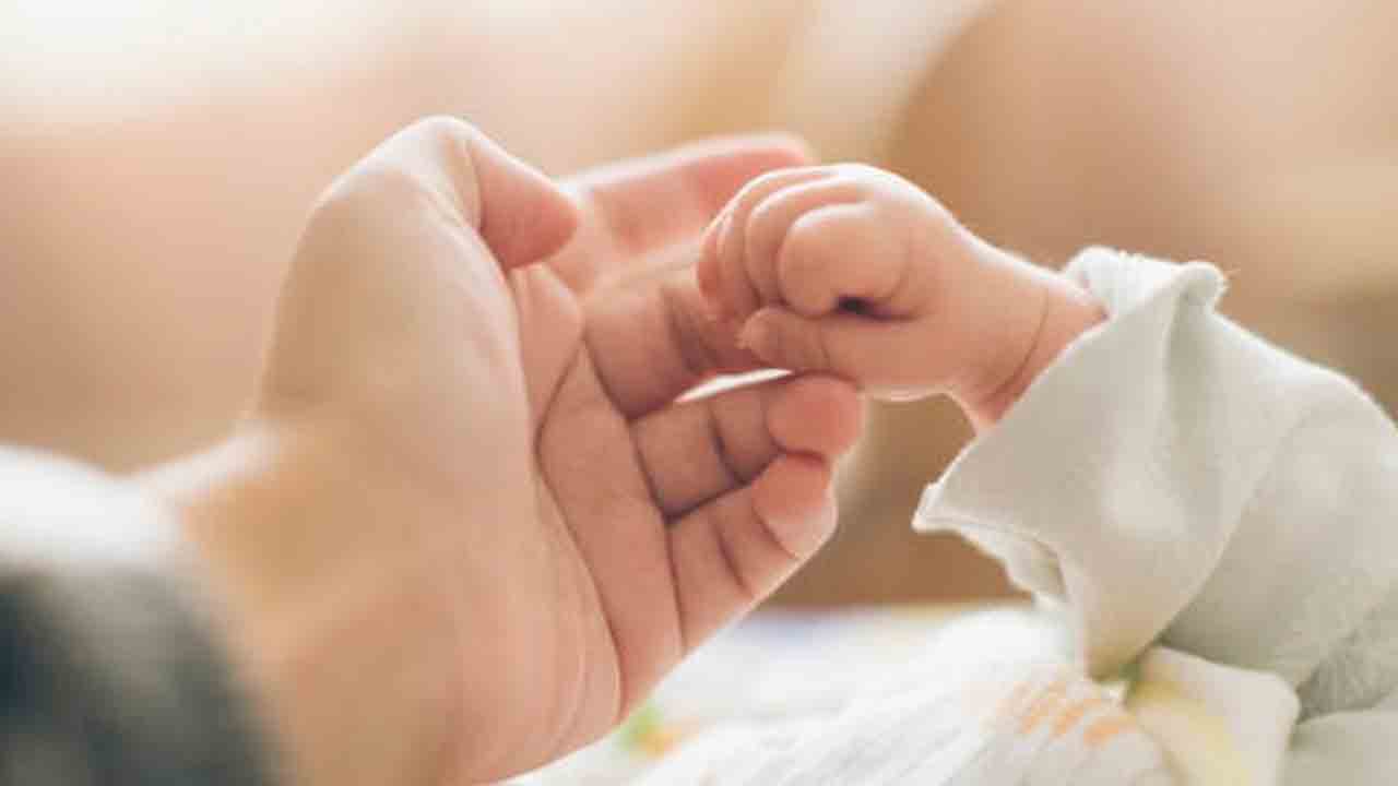 ఏడు నెలలుగా అపస్మారకస్థితిలోనే.. పండంటి బిడ్డకు జన్మనిచ్చిన మహిళ..!