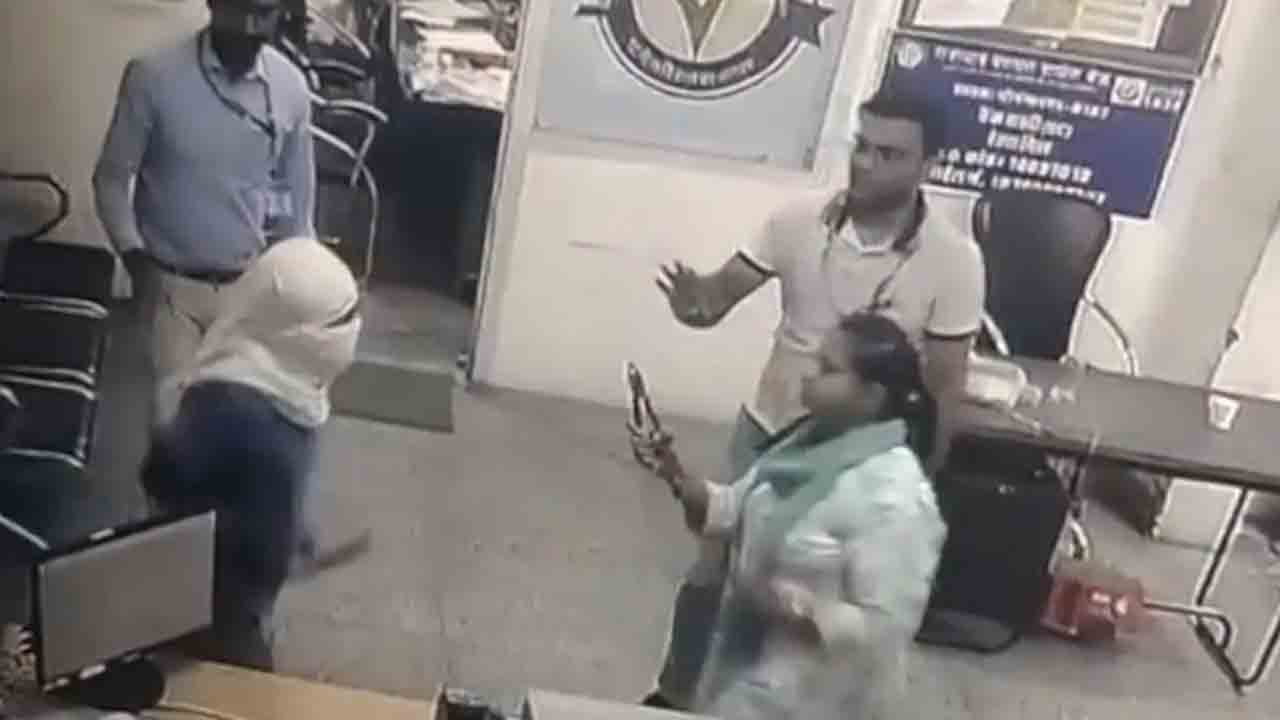 దొంగకు చుక్కలు చూపించిన బ్యాంక్ మేనేజర్.. వీడియో