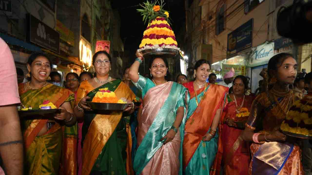 కూక‌ట్‌ప‌ల్లిలో స‌ద్దుల బతుక‌మ్మ వేడుక‌లు.. పాల్గొన్న ఎమ్మెల్సీ క‌విత‌