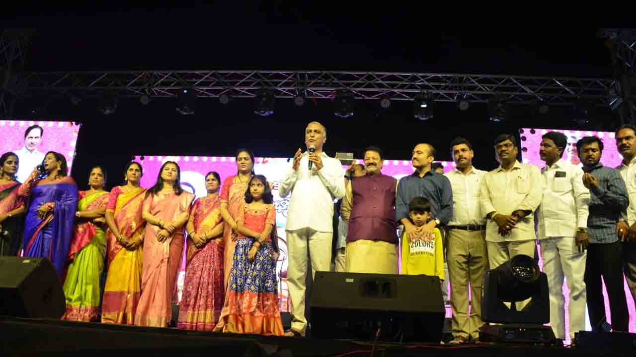 స‌ద్దుల బతుక‌మ్మ వేడుక‌ల్లో పాల్గొన్న‌ మంత్రి హ‌రీశ్‌రావు