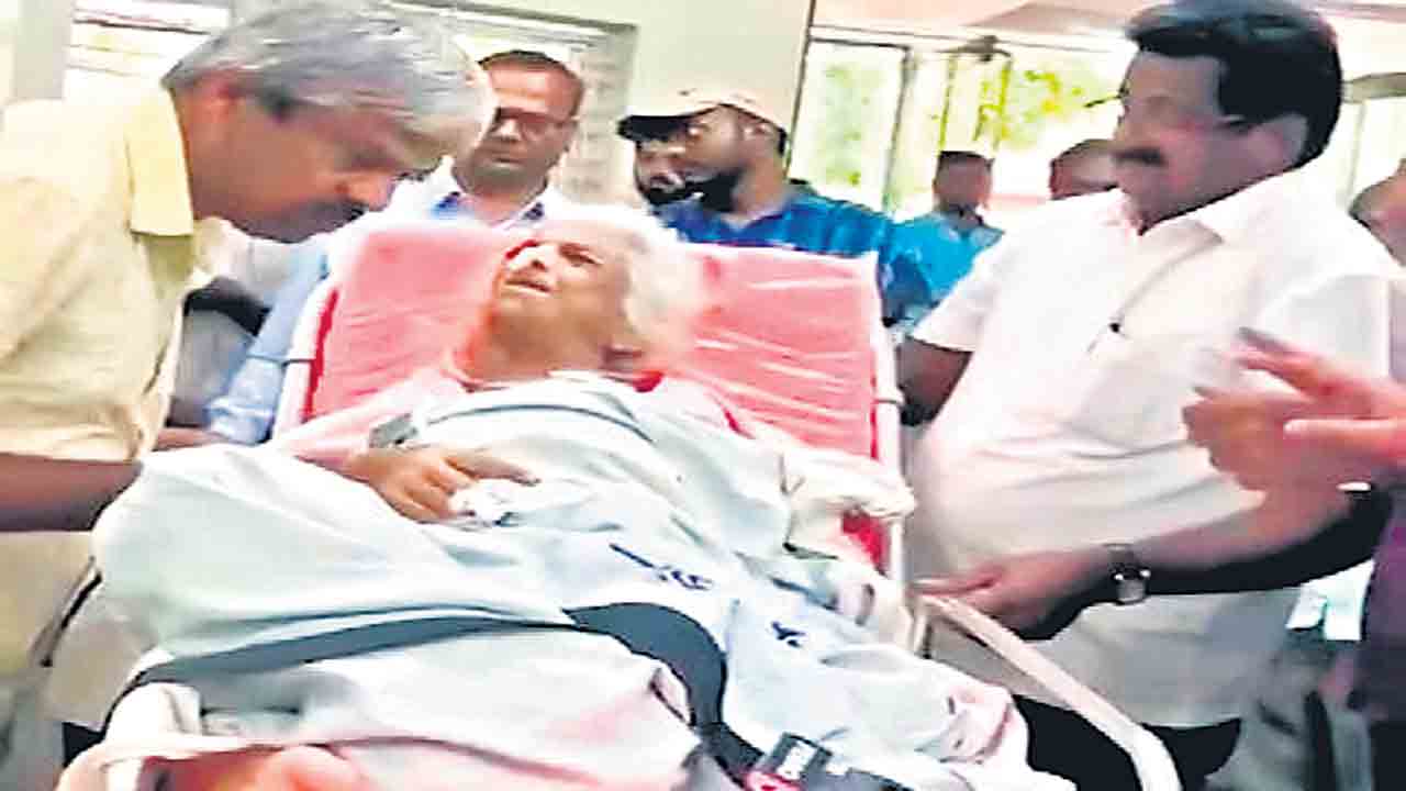 ఐసీయూలో ఉన్న వృద్ధురాలిని రిజిస్ట్రార్‌ ఆఫీసుకు రప్పించారు!