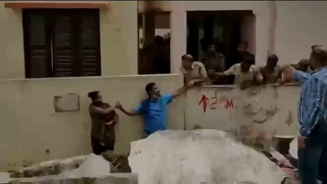 ఇంటిని కూల్చేస్తున్నార‌ని.. ఒంటిపై పెట్రోల్ పోసుకున్న దంప‌తులు