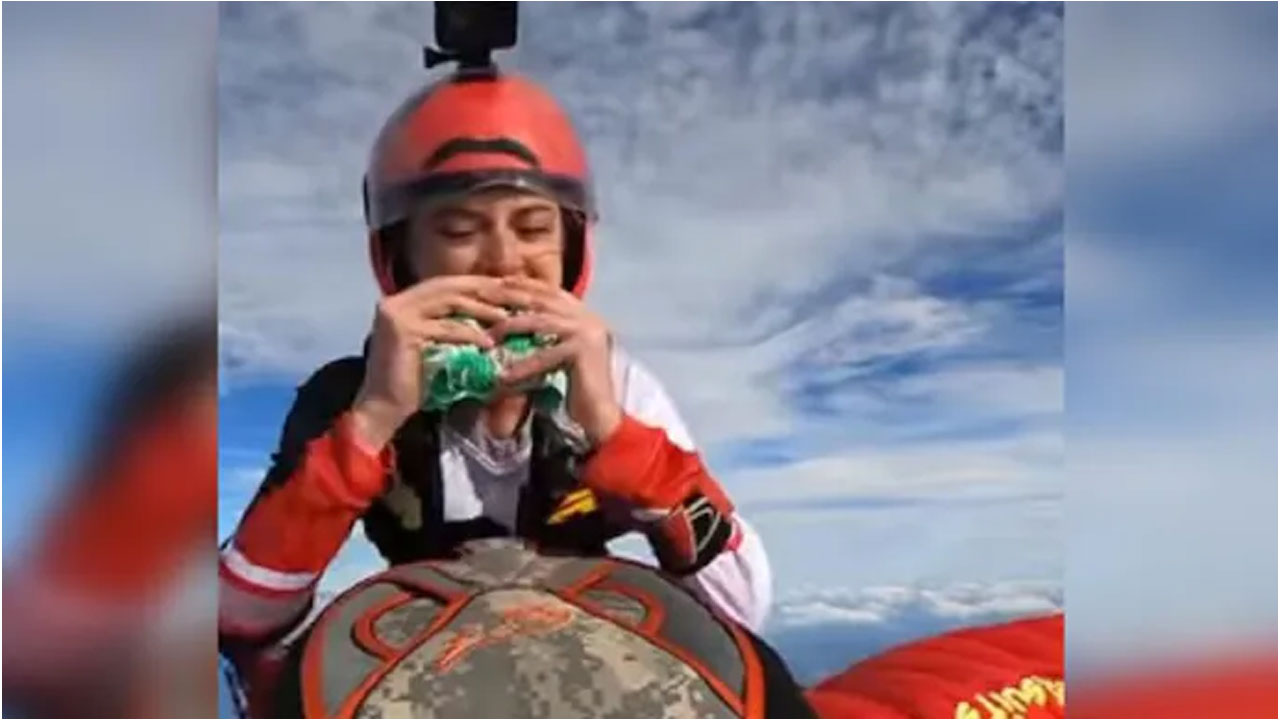 వైర‌ల్ వీడియో : స్కైడైవింగ్ చేస్తూ ఆ మ‌హిళ ఏం చేసిందంటే..!