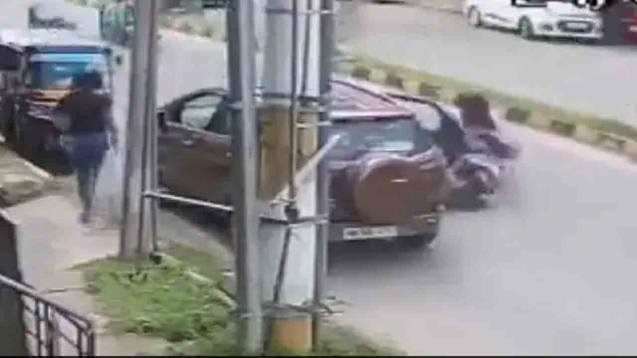 కారు డ్రైవ‌ర్ నిర్ల‌క్ష్యంతో.. స్కూటీపై వెళ్తున్న మ‌హిళ‌కు గాయాలు.. వీడియో