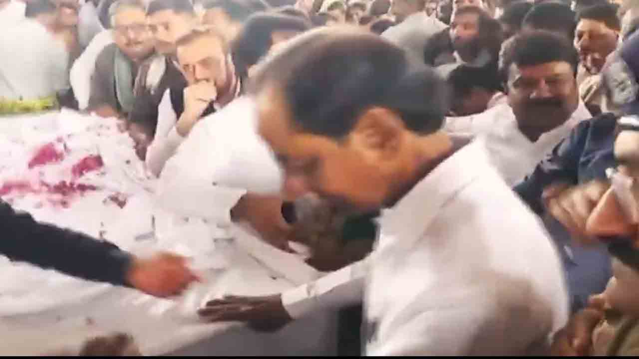 ములాయం పార్థివదేహానికి నివాళులర్పించిన సీఎం కేసీఆర్‌