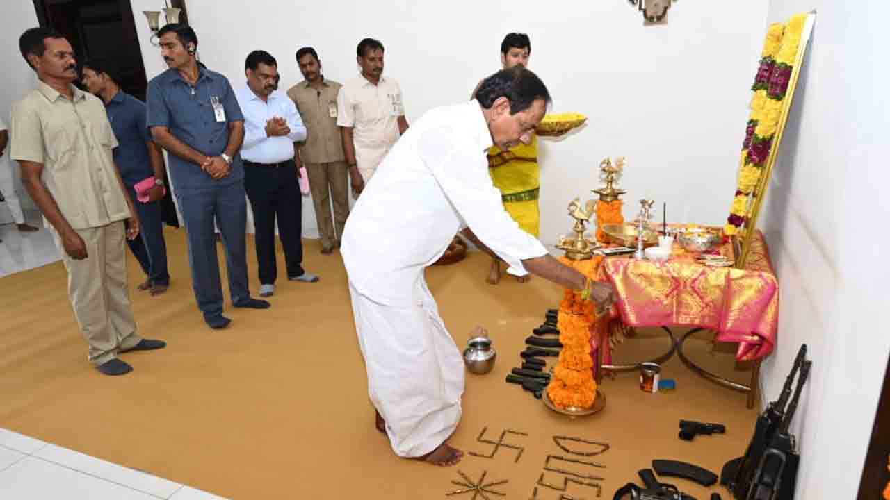 ద‌స‌రా సంద‌ర్భంగా ప్ర‌గ‌తి భ‌వ‌న్‌లో ప్ర‌త్యేక పూజ‌లు