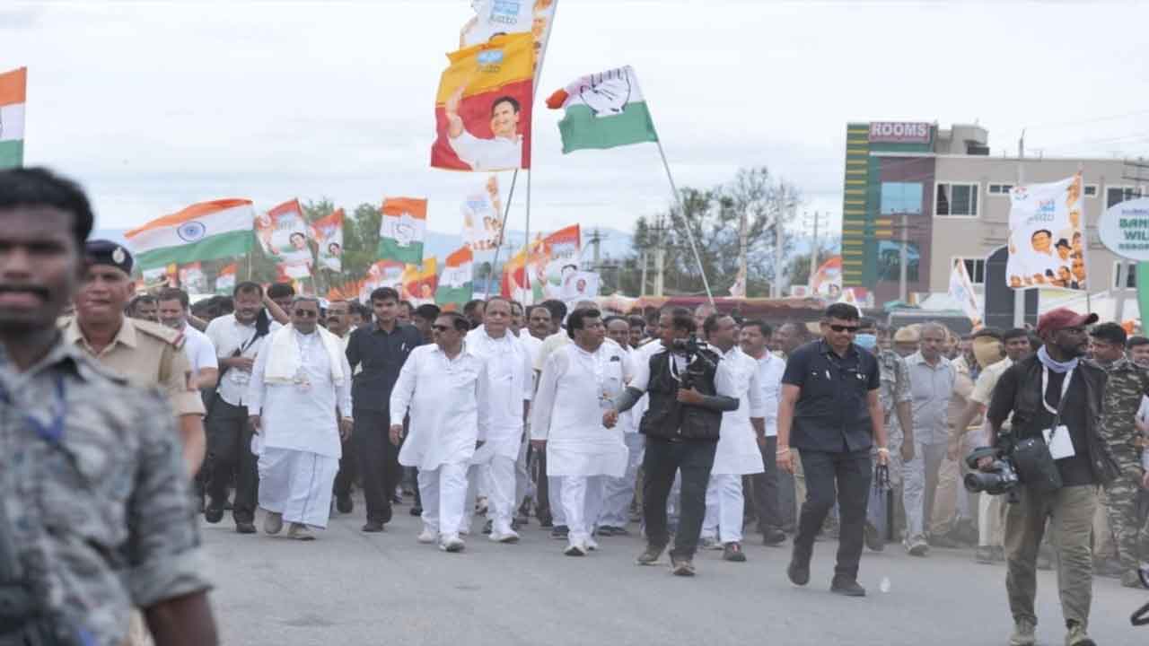 భారత్ జోడో యాత్రలో ప్రభుత్వ టీచర్‌.. సస్పెండ్‌ చేసిన ఉన్నతాధికారులు