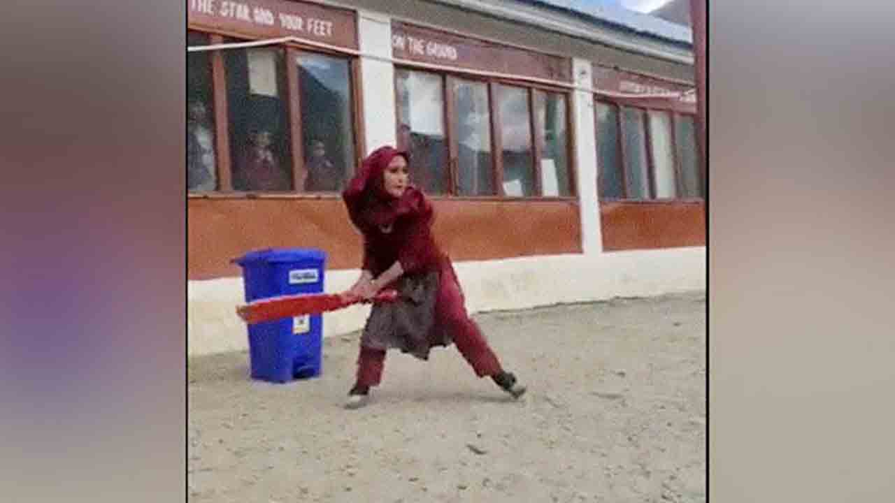 బాల్‌ను బౌండరీలకు బాదుతూ.. బ్యాటింగ్‌తో అలరిస్తున్న ఆరో తరగతి విద్యార్థిని..!