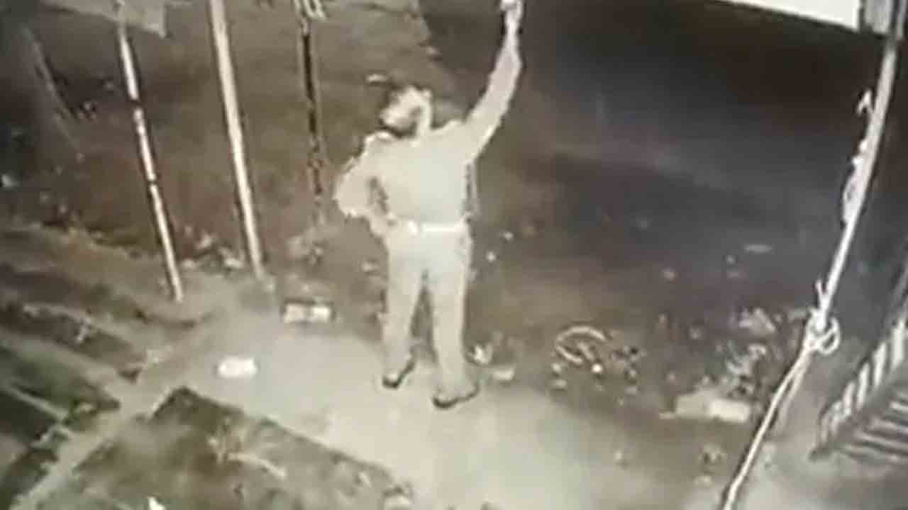 కరెంట్ బల్బ్‌ను దొంగిలించిన పోలీసు..