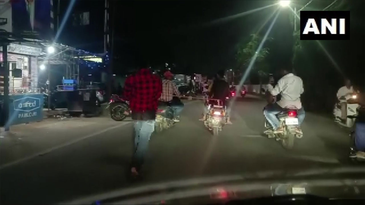 యువకుడిని స్కూటర్‌కు కట్టేసి.. 2 కిలోమీటర్ల దూరం లాక్కెళ్లారు