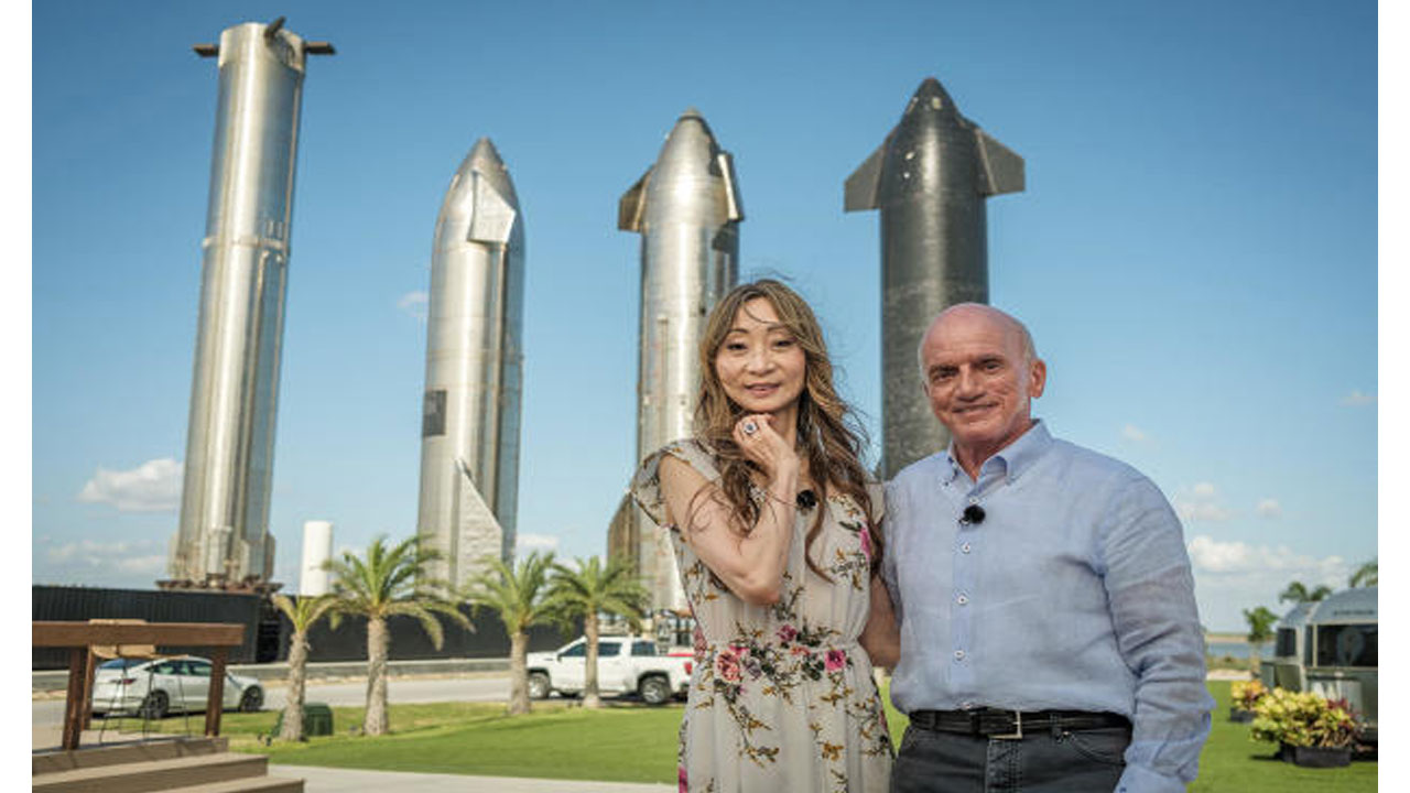 భార్య‌తో  క‌లిసి చంద్రున్ని చుట్టిరానున్న డెన్నిస్ టిటో !