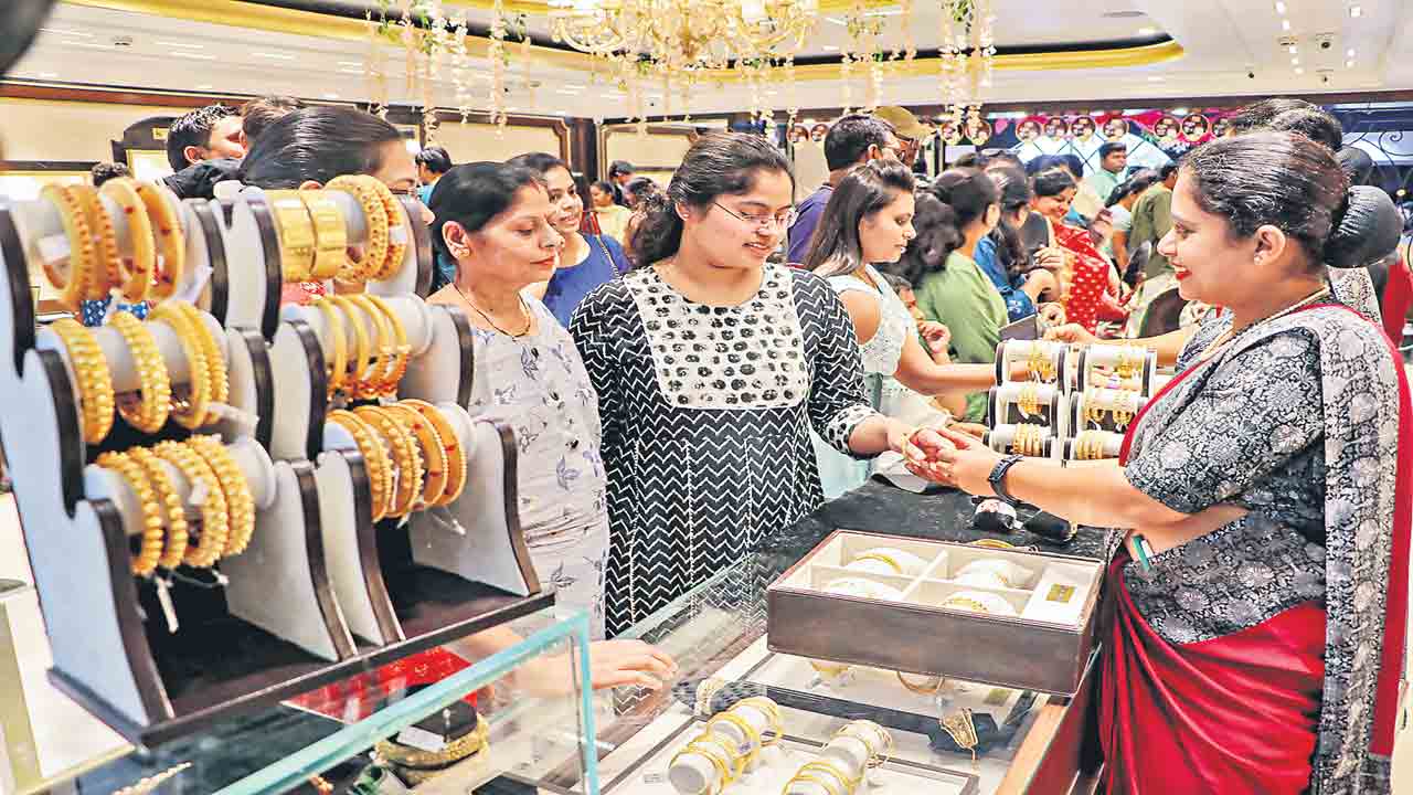 పసిడి పరుగో పరుగు.. హైదరాబాద్‌లో ఒక్కరోజే రూ.830 ఎగిసిన తులం ధర