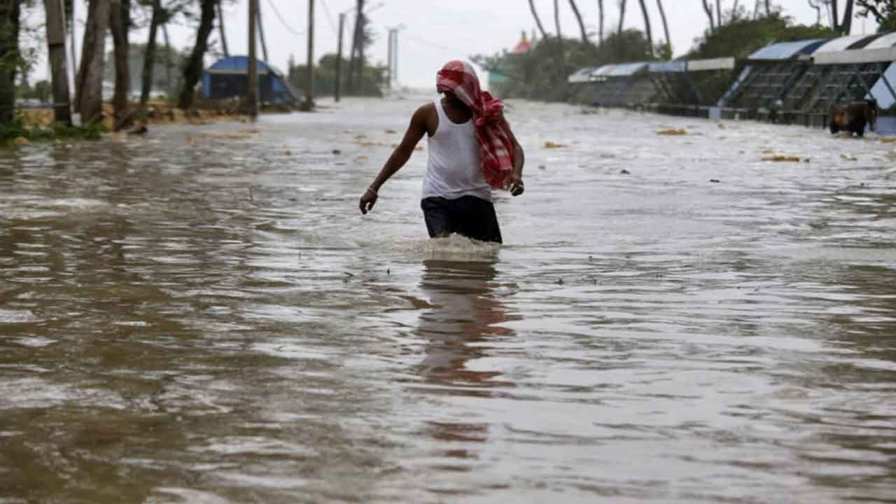 Cyclone alert | ఈశాన్య రాష్ట్రాలను వణికిస్తున్న సిత్రాంగ్.. మెఘాలయా, మిజోరంలో రెడ్ అలర్ట్