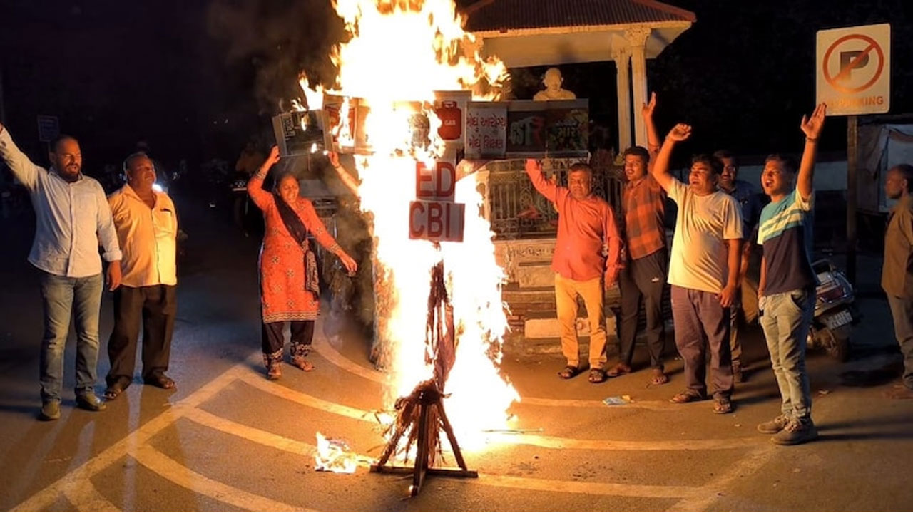 ద‌స‌రా వేడుక‌ల్లో రావ‌ణుడికి బ‌దులు ఈడీ, సీబీఐ దిష్టిబొమ్మ‌ల ద‌గ్ధం