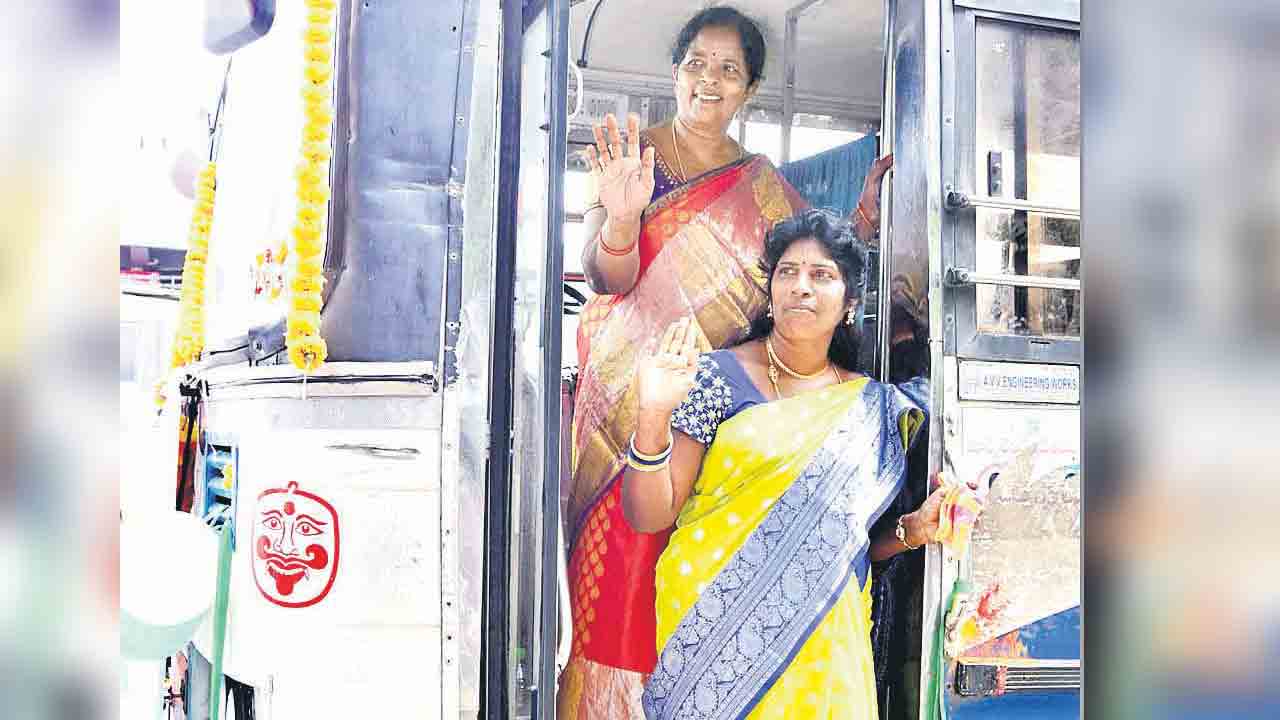 ఈ అక్కాచెల్లెళ్లు.. బస్సుకు ఓనర్లు