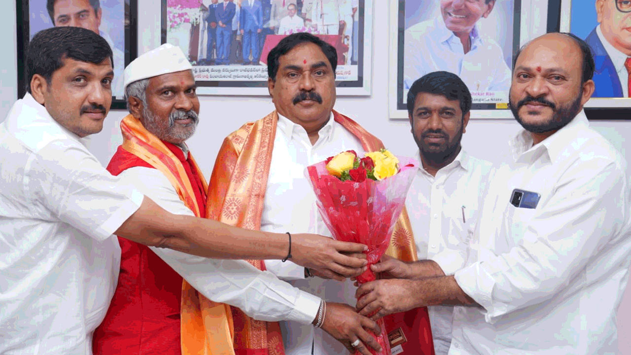 మంత్రి ఎర్రబెల్లిని కలిసి సన్మానించిన గిరిజన నాయకులు