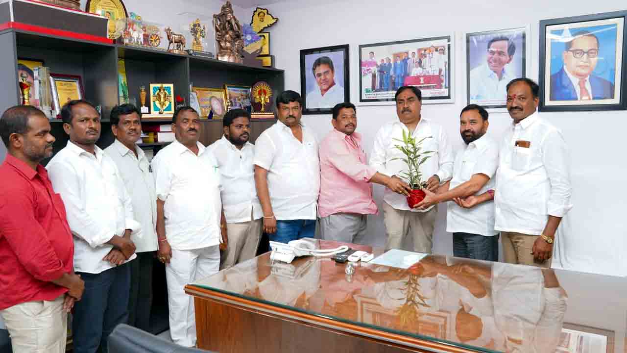 మంత్రి ఎర్రబెల్లి చొరవతో మునుగోడు ఎన్నికల బరి నుంచి తప్పుకున్న మరో ముగ్గురు అభ్యర్థులు