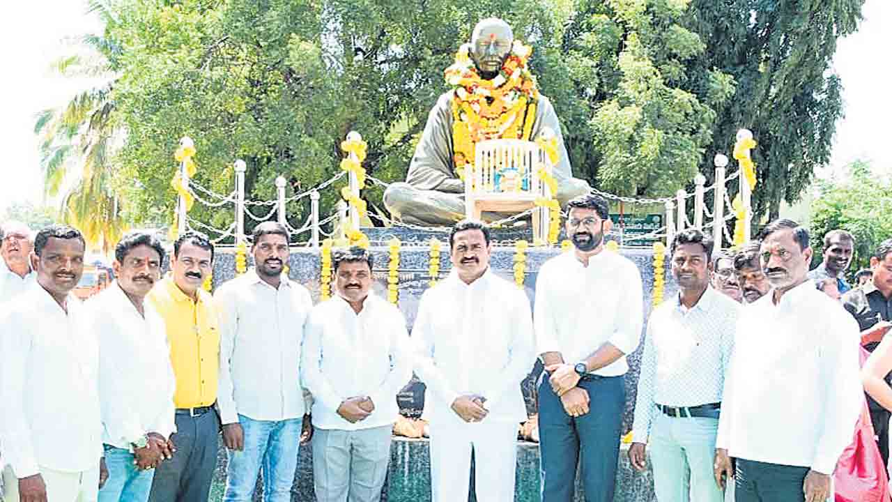 మహాత్ముడికి ఘన నివాళి