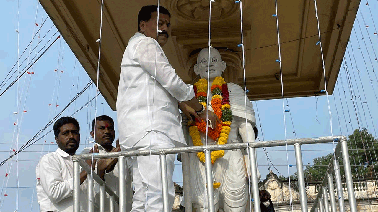 గాంధీజీ మార్గం అనుసరనీయం : ఎమ్మెల్యే బీరం