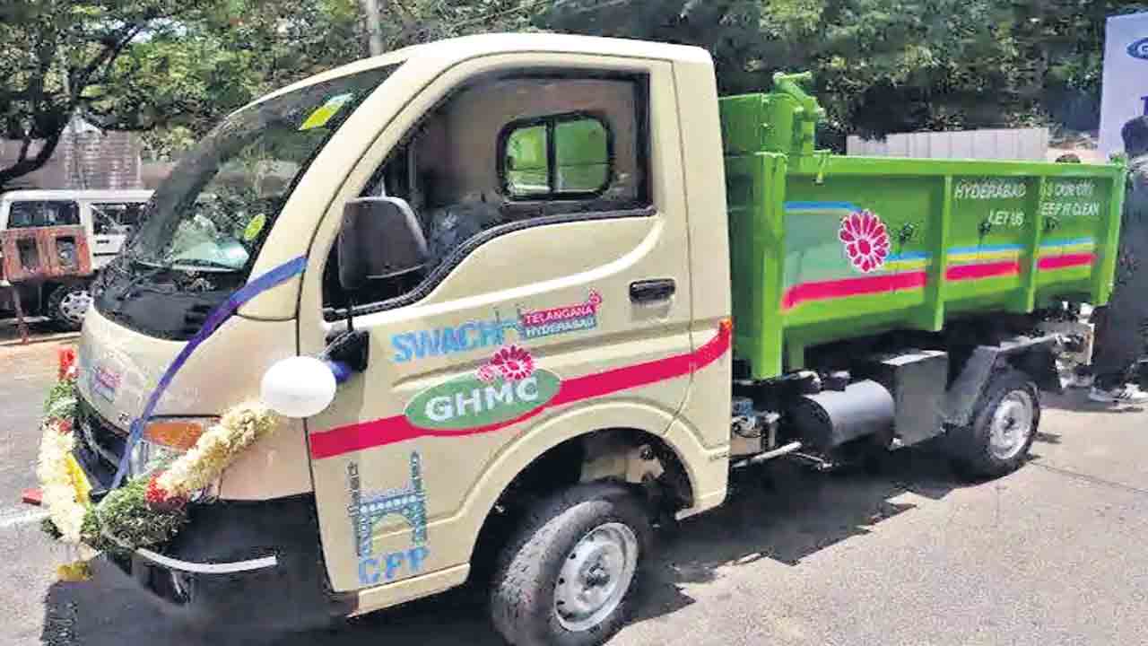 చెత్త ఎత్తకపోతే.. ఆటోలు మరొకరికి