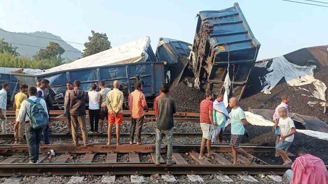 దుమ్ము రేపుతూ జెట్‌ స్పీడ్‌తో దూసుకెళ్లిన రైలు‌.. భయంతో పరుగులు తీసిన ప్రయాణికులు.. వీడియో