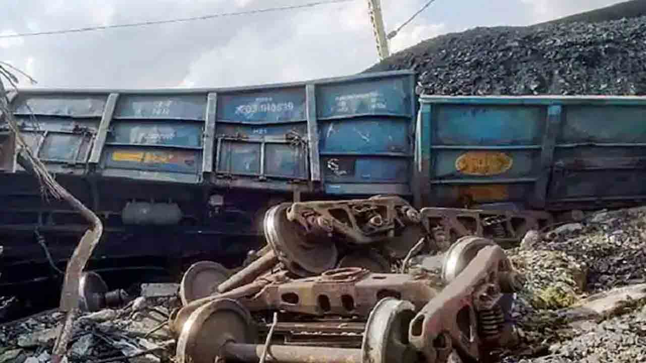 పట్టాలు తప్పిన గూడ్సు రైలు.. 53 బోగీలు బోల్తా