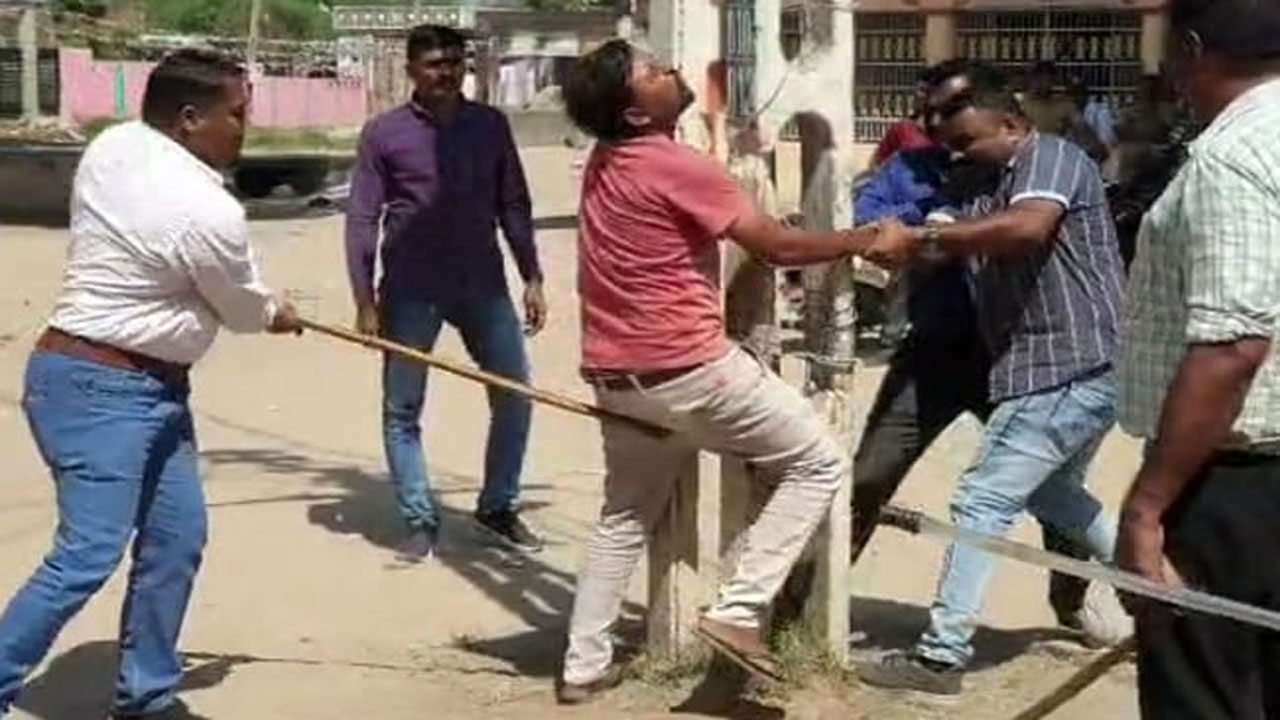 Gujarat Flogging: పోల్‌కు క‌ట్టేసి యువ‌కుల్ని చిత‌క్కొట్టిన పోలీసులు.. గుజ‌రాత్ డీజీపీకి నోటీసులు